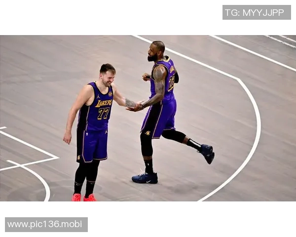 东契奇因伤缺战雷霆!詹姆斯率队挑战联盟第一 杰伦连歇10场后复出 东契奇因伤缺战雷霆!詹姆斯率队挑战联盟第一 杰伦连歇10场后复出